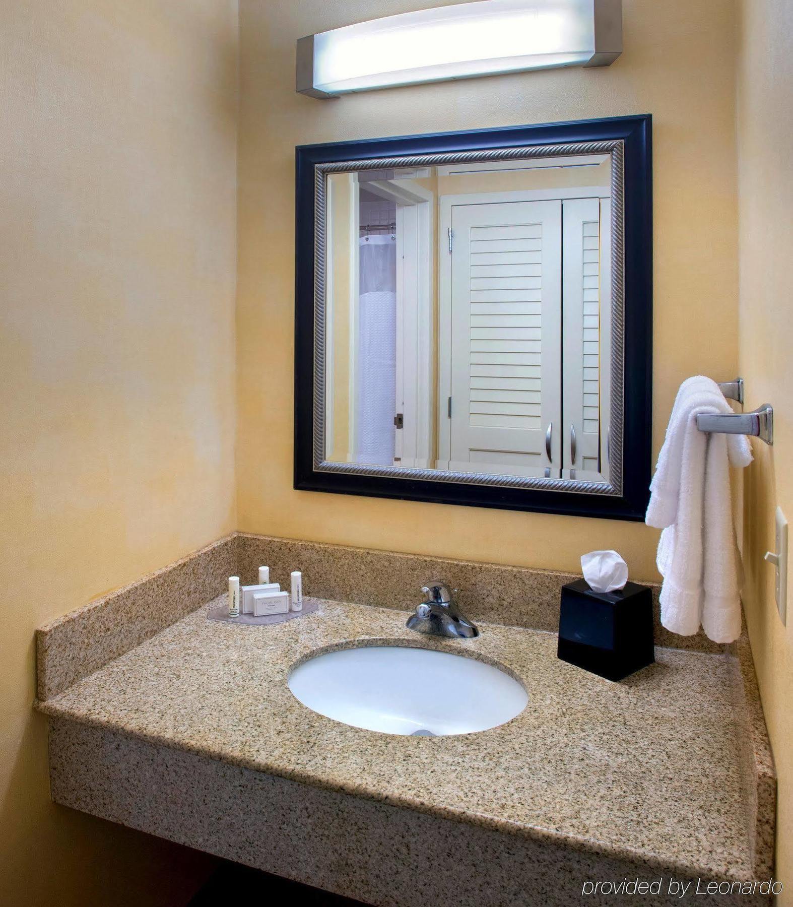 Courtyard By Marriott Poughkeepsie Hotel Room photo